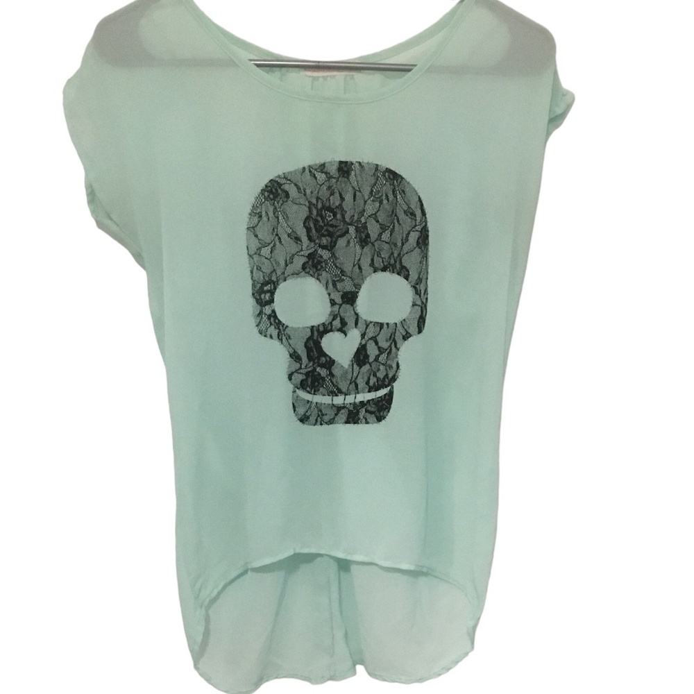 Ardene high low top with lace skull, size small, short sleeves, pre owned